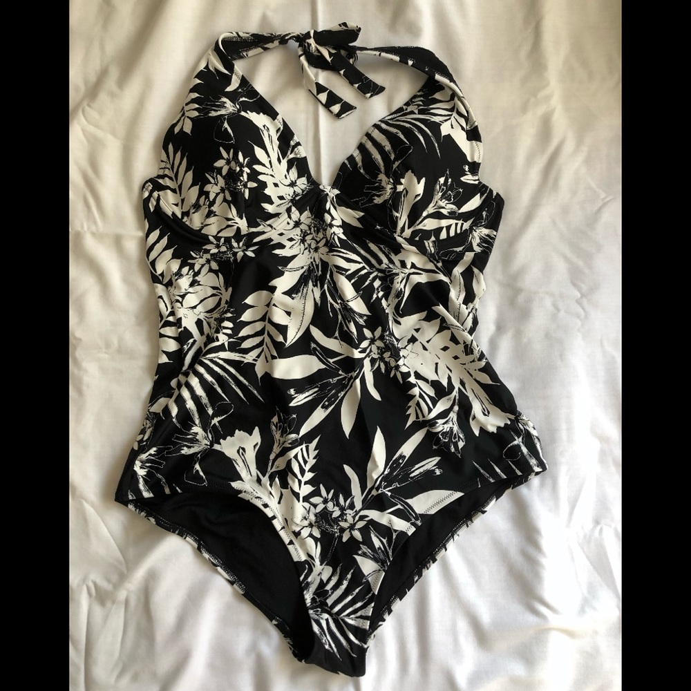 🌸 Black & White Halter One-Piece Swimsuit 🌸